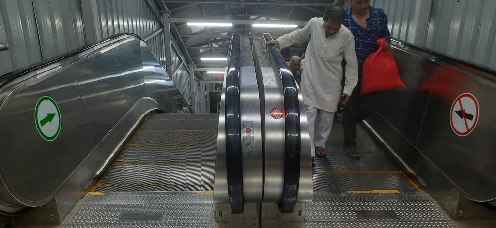 whts the use of spending so much "देश का पैसा?" if the utilities provided are not working ? &amp; no 1 is ther to look after that ? #disgusting <a href="/RailwaySeva/">RailwaySeva</a> at Kalyan stn (mumbai suburban) PF 6,7 escalator <a href="/GM_CRly/">GM Central Railway</a> <a href="/drmmumbaicr/">DRM Mumbai CR</a> <a href="/RailMinIndia/">Ministry of Railways</a> <a href="/Central_Railway/">Central Railway</a> <a href="/mumbairailusers/">Mumbai Railway Users</a>