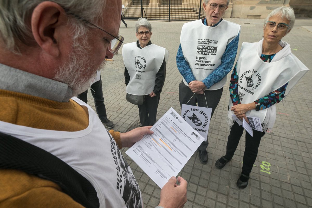 LluitaNV's tweet photo. #Aturemlesguerres passa del silenci a l’acció amb la 2a fase de pressió als governs, per la pau i per posar les bases d’agrupacions civils de defensa territorial noviolenta.
S’ha fet arribar petició de posicionament a la ministra #MargaritaRobles @Defensagob

📸 @lluisbrunet https://t.co/5sPkXOLKfq