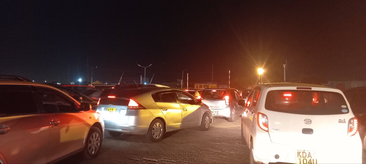 ste5h3me's tweet photo. @kipmurkomen @KenyaRailways_ 
Nairobi SGR parking is madness, manual payment.
Can you put an automated parking toll system here so that payment is smooth. https://t.co/HuyhWMcJsU