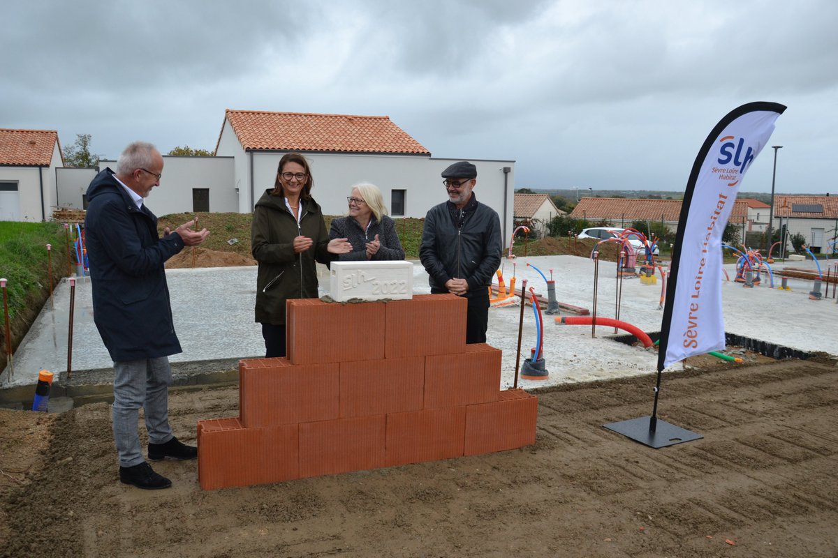 Sèvre Loire Habitat (@sevreloirehab) on Twitter photo Une pose de 1ère pierre pluvieuse mais néanmoins joyeuse à la Romagne.
6 logements individuels seront livrés à l'automne 2023 dans le Domaine de la Croix des Rouleaux et viendront compléter notre offre sur la commune
#construction <a href="/isabelleleroy4/">Isabelle Leroy</a> Une pose de 1ère pierre pluvieuse mais néanmoins joyeuse à la Romagne.
6 logements individuels seront livrés à l'automne 2023 dans le Domaine de la Croix des Rouleaux et viendront compléter notre offre sur la commune
#construction <a href="/isabelleleroy4/">Isabelle Leroy</a>