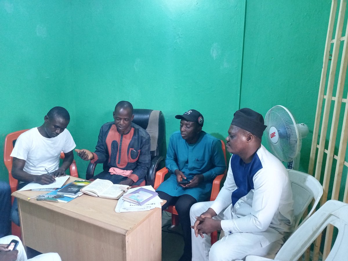 LPGarkiWard's tweet photo. @LPGarkiWard Executives met with the @NgLabour #AMAC Chairman at the Ward Office today, #17NOV22 for the growth and development of the party in the ward... Up @NgLabour, Up @PeterObi & @YDBaba_Ahmed_ @ObiSupport @bskingdavid @DrTheodo @UjuObuekwe https://t.co/Zne747TIMo