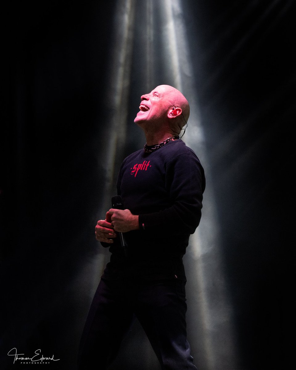 T_Edward_Photo's tweet photo. A Symbol of Salvation beams down on John Bush of @thearmoredsaint in this shot during their performance @amplivetx in Dallas. #armoredsaint #symbolofsalvation #metalbladerecords #Punchingthesky #johnbush #concert #amplifiedlive #armoredsaintfans https://t.co/Xg952r2Trn