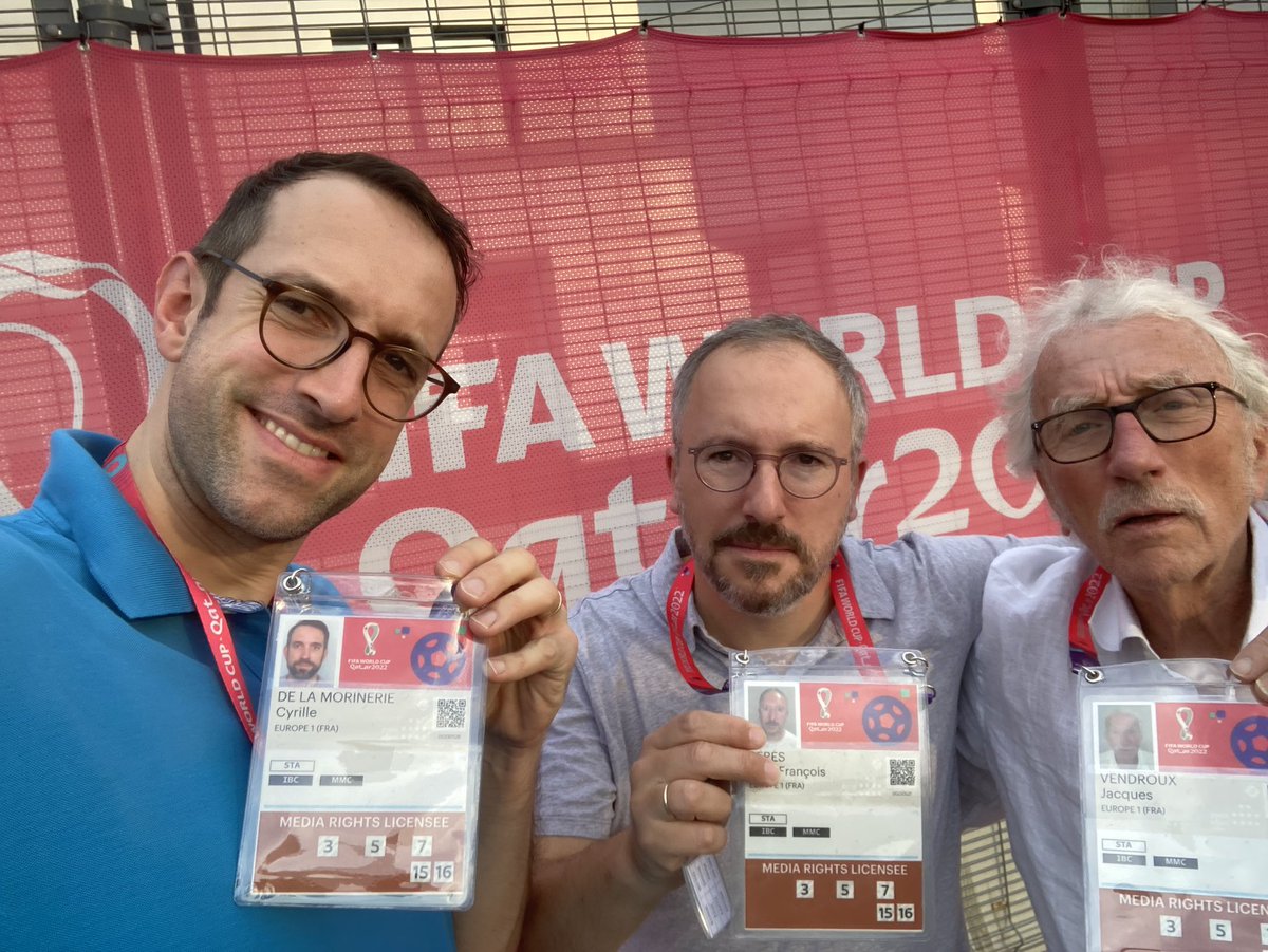 Le trio @Europe1 à l’entraînement des bleus ! Avec @JacquesVendroux en transe pour sa 14eme @fifaworldcup_fr et @jfperes chef des sports ! #Doha @donatvidalrevel @ccarrez @ced_chasseur @colin_abgrall