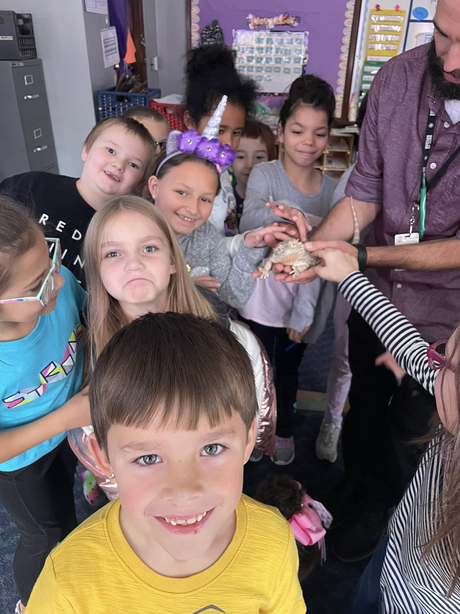 mattson3rdgrade's tweet photo. We had a visitor this morning! @mrwebster5th @LindberghSchool #AtTheBergh https://t.co/Q4IujjKKfm