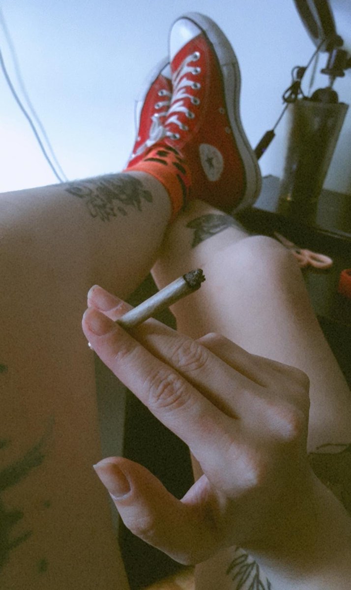 FindomBlue's tweet photo. 👣🔥🍁

Smoking Fetish | WeedQueen | Findom | Foot | WeedSlave | Findomme | Femdom https://t.co/rSll361znE