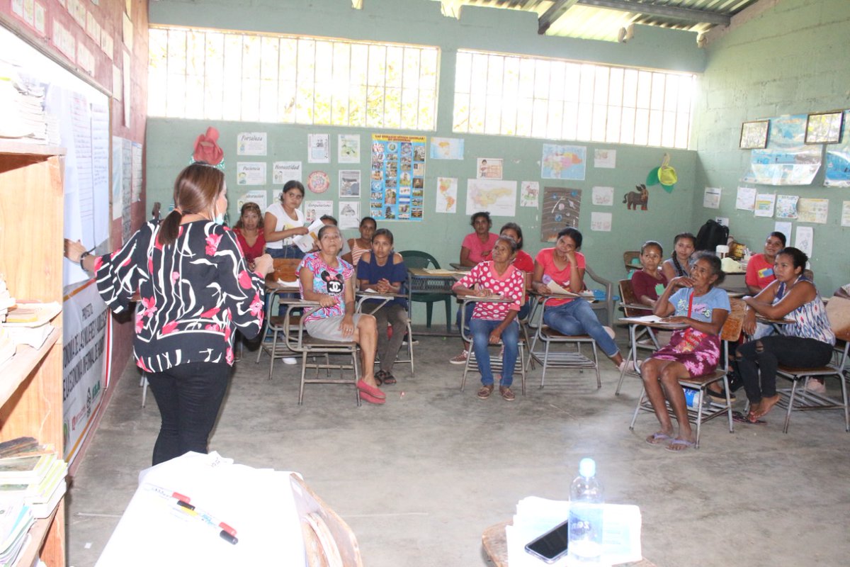 fotssieh's tweet photo. FOTSSIEH.En el marco del proyecto"Autonomía de las Mujeres y Adolescentes del Sector Social e Informal de la Economía de Honduras,ejecutado con ALTERNATIVES con el apoyo del gobierno de Canadá. Realizo  el taller  sobre "Derechos Humanos y Laborales  de las Mujeres" https://t.co/PJCr6ohVx3