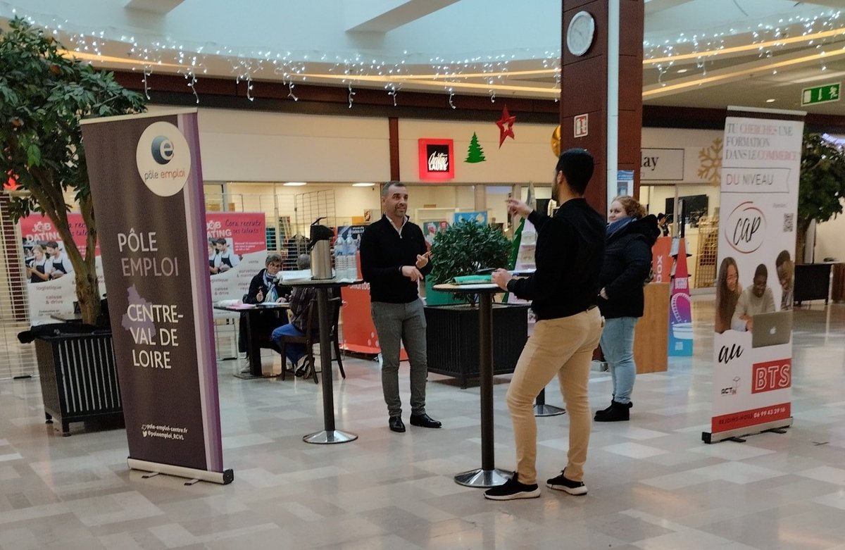 #Recrutement de 8 Contrats de professionnalisation et renforts pour les fêtes dans le cadre d'une rencontre le 15 novembre  au centre commercial CORA de Villebarou.
40 entretiens réalisés et tous les postes pouvus. @poleemploi_RCVL