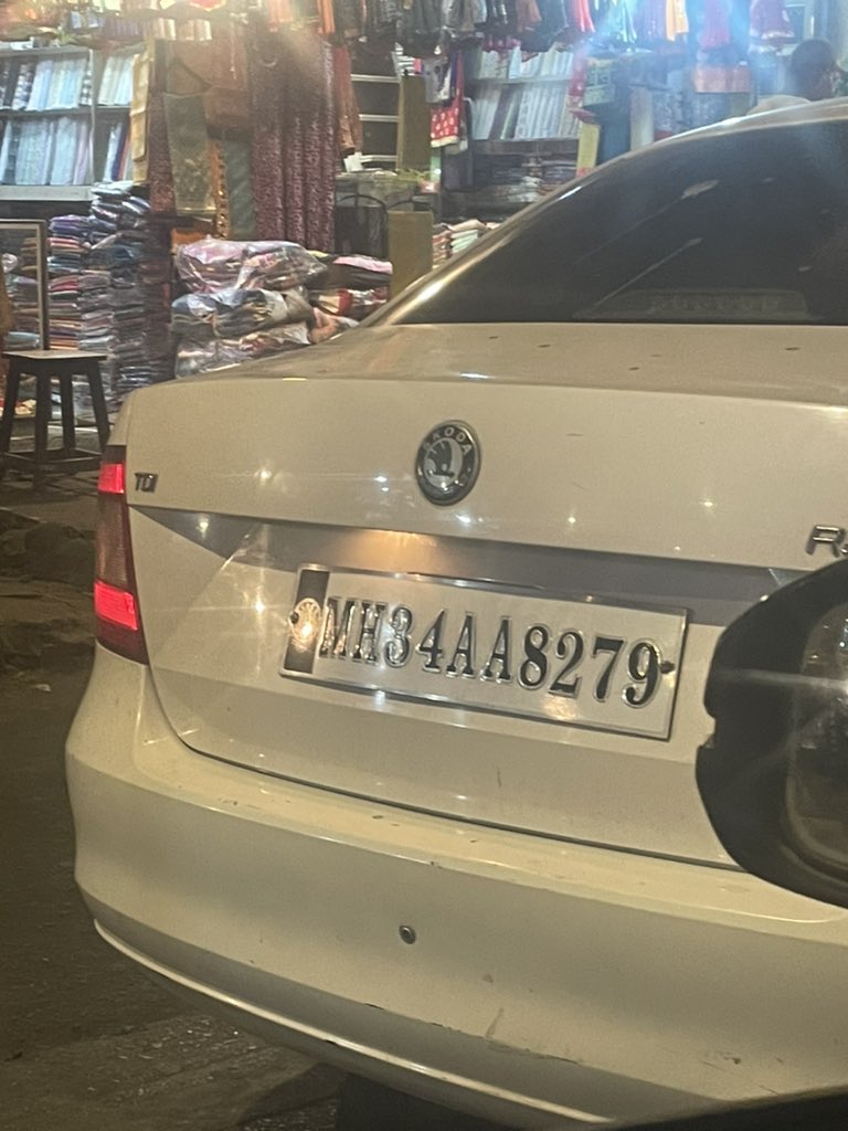 LydiaNaik's tweet photo. @MTPHereToHelp parked in the middle of the road Andheri East station road https://t.co/DwJbYI8FBN
