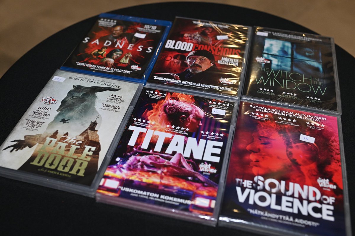 Kinopalatsin NV-shopissa myynnissä myös tallenteet TITANE (dvd), THE SADNESS (Blu-ray), BLOOD CONSCIOUS - MÖKKITIE HELVETTIIN (dvd) ja SOUND OF VIOLENCE (dvd) sekä festarivieraiden Andy Mittonin Ja Aaron Koontzin ohjaukset THE WITCH IN THE WINDOW (dvd) ja THE PALE DOOR (dvd).
