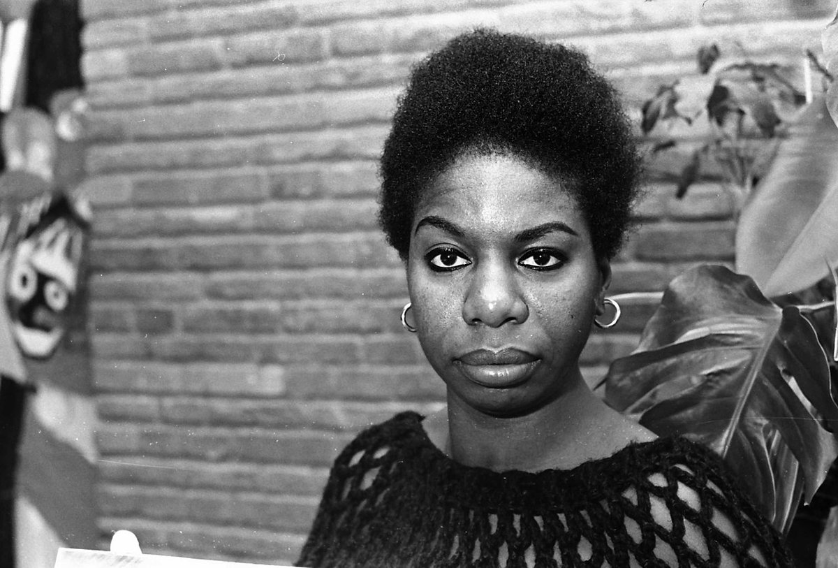 HistorietaLa's tweet photo. En 1951 el prestigioso Instituto Musical Curtis rechazó a una joven pianista afroamericana de 13 años llamada Eunyce Waymon.

Pero en 2003, el mismo Instituto le concedió un diploma honorario.

Aunque ya era conocida por otro nombre.

Hoy, en #LaHistorietaMusical, Nina Simone. https://t.co/jvvvf59Vra
