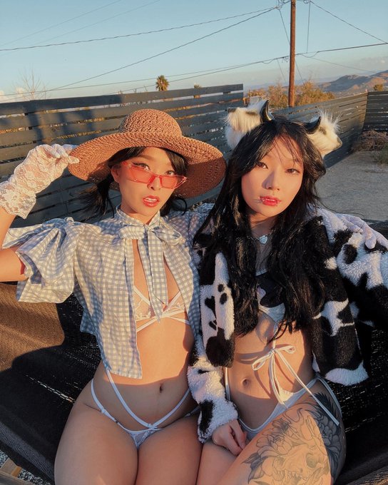 2 pic. Can we get a yeehaw? ?? https://t.co/SYbfNmDsNh
