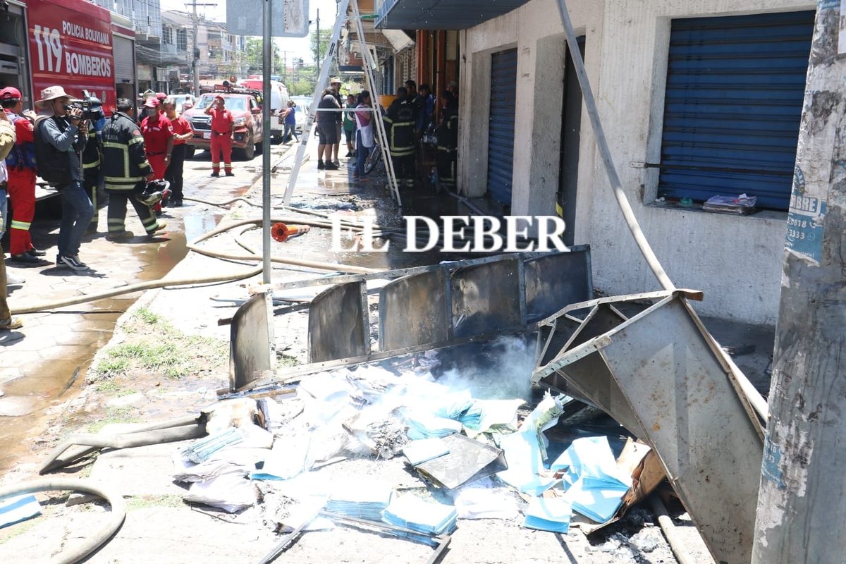 grupoeldeber's tweet photo. Los bomberos voluntarios #Fundasol lograron controlar el incendio de dos depósitos de material de seguridad industrial. Sucedió esta mañana cerca del #MercadoFlorida /Fotos: Juan Carlos Torrejón
#SantaCruzBO #ElDeber https://t.co/nVFNxk8XlG