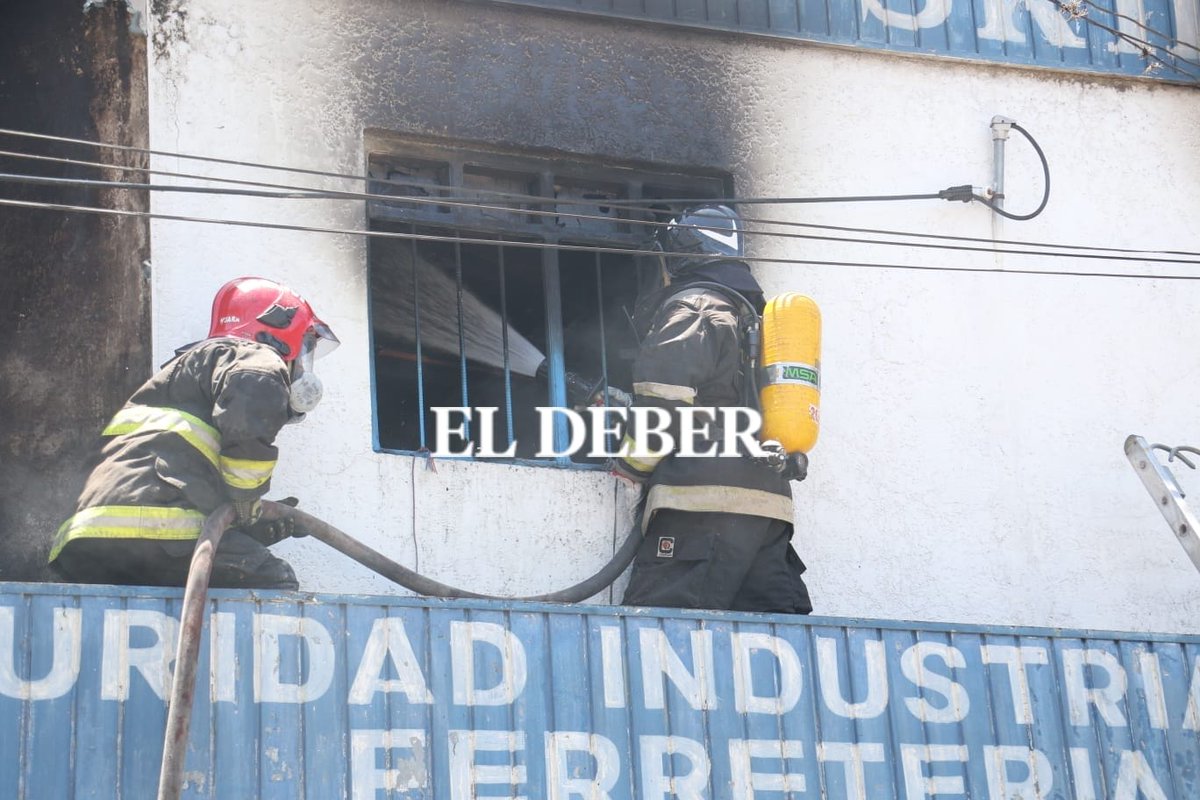 grupoeldeber's tweet photo. Los bomberos voluntarios #Fundasol lograron controlar el incendio de dos depósitos de material de seguridad industrial. Sucedió esta mañana cerca del #MercadoFlorida /Fotos: Juan Carlos Torrejón
#SantaCruzBO #ElDeber https://t.co/nVFNxk8XlG