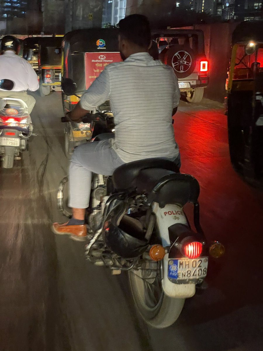 mayur_peanuts's tweet photo. @abpmajhatv @ibnlokmattv1 @TOIMumbai @mumbaimirror A very common sight in Mumbai. Many cops can be spotted riding motorcycles without helmet on. This is today’s video. I spotted this cop on JVLR(Seepz to Powai). He was not wearing helmet entire time.@MumbaiPolice @MTPHereToHelp https://t.co/BroeLng53y