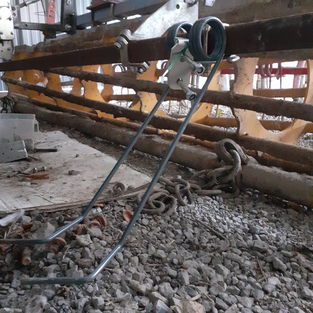 GuyotVincent02's tweet photo. Même si je suis super content de la régularité de mes levées de blé 🌾 #prestance @GroupeFDesprez semé en direct après @_MissBetter grâce au Topas @lemkenfrance et T-drill #guilbart , j'ai commencé à travailler sur le remplacement de la barre ronde par des herses peignes en Z. https://t.co/lFgdIqw5N7