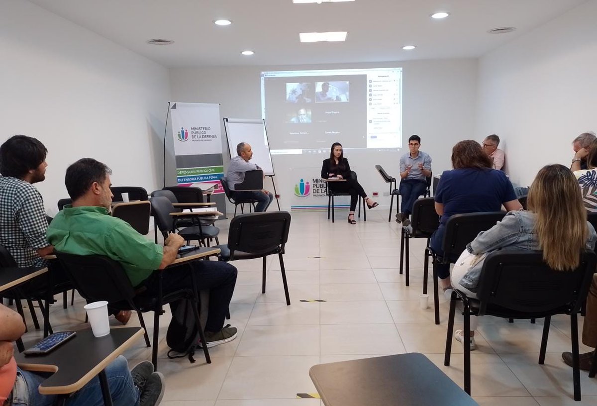 Ateneo de Defensoras y Defensores Públicos sobre juicio por jurados. Selección de jurados, pericias, especialistas de parte, teoría del caso, son algunos temas que se están abordando. 

#defensapublica #jxj #juicioporjurados #participacion #compartir #experiencias