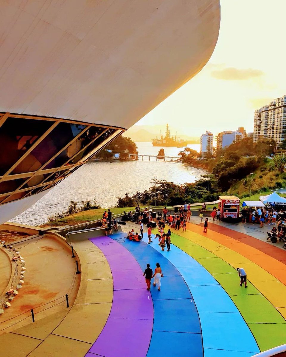 Por do sol no museu mais amado de Niterói 🛸💫

📸 @ luuvellasco
