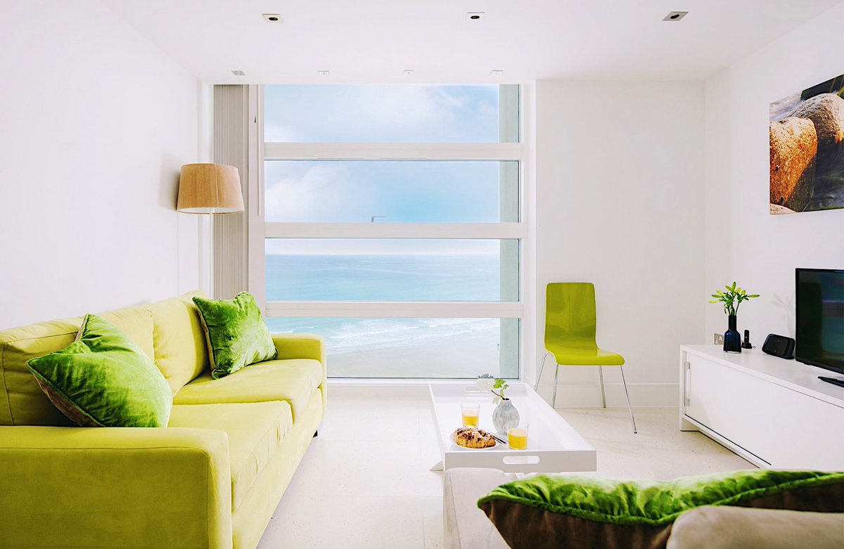 sccornwall's tweet photo. 10% off until 16th December 🌊😍
32 Rocklands boasts stunning views of the sea right outside your window, with an open-plan living space to relax and unwind in. You’ll enjoy a fantastic vantage point, with views right out to sea over Tolcarne Beach. 
https://t.co/hwN8yiG6Iu https://t.co/9XPeDZBXpy