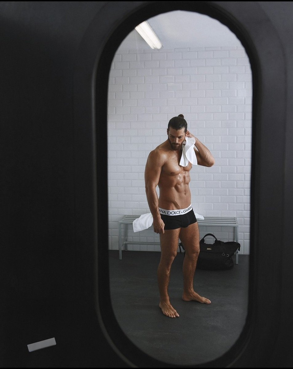 #CanYaman, Dolce &amp; Gabbana için kamera karşısına geçti.