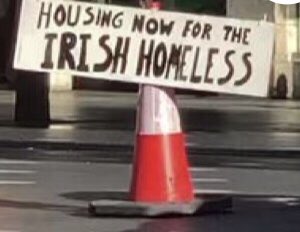 MariaNiCholmain's tweet photo. Day 32 of the #HomelessHungerStike on OโConnell St. highlighting the need to house #IrishHomelessFirst https://t.co/UYl70hoWDQ