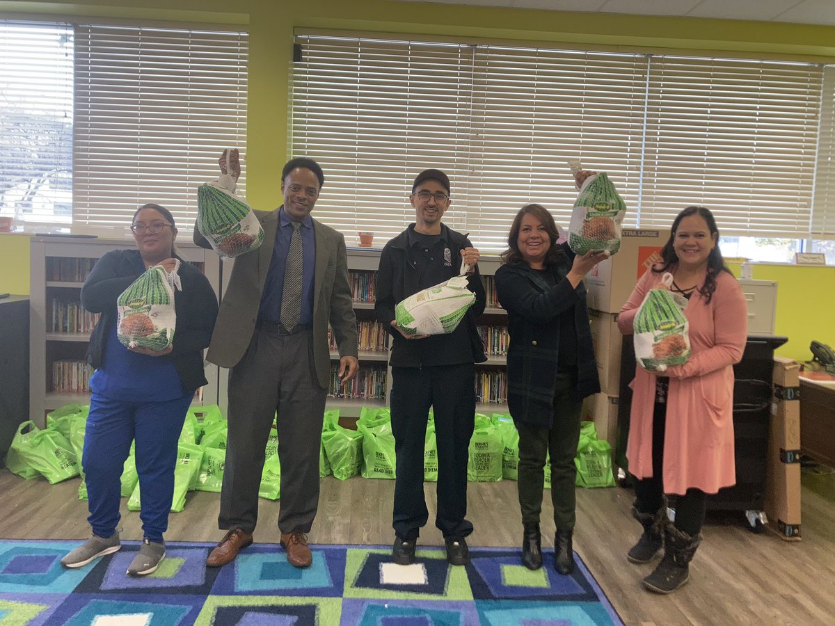 HSAMcKinleyPark's tweet photo. During this Season of Thanksgiving we are honored to show our gratitude and appreciation ๐งกWe honored our parents this morning who were nominated by our teachers and staff ๐๐๐ผ Thank you also PTO for hosting the Turkey raffle๐ฆ#ParentRecognition #hsamckinleymagic @ConceptSchools https://t.co/5RwRCqqph1