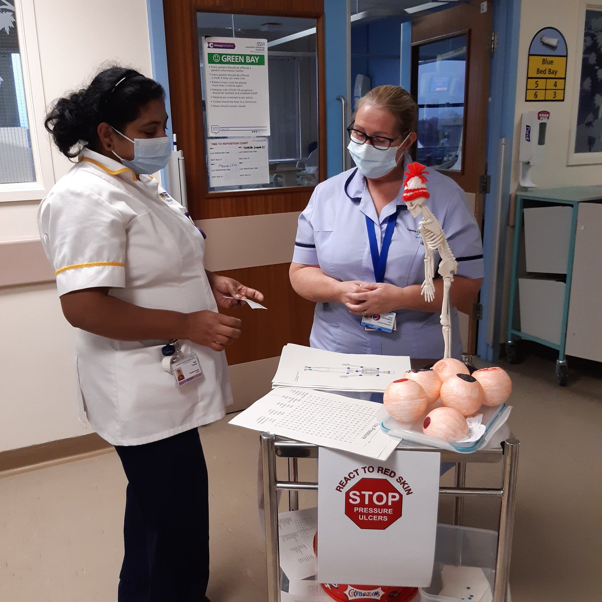TVNs have been promoting STOP The Pressure Ulcer Day 🔴 at RPH today. Ward 18 getting the MDT involved with pledges. Cakes, Quizing & Skeletons on Ward 4 & Orthopaedics. @HospitalTvn @Ward_4_Preston @ward18_rph @14Rph @Ward16LTHtr @mtw_rph