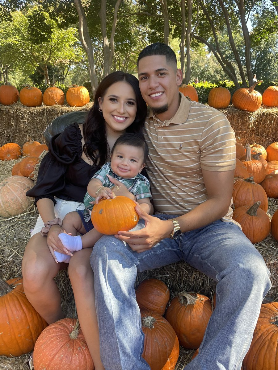 Lorena_Guardado's tweet photo. We have a little third wheel this year at the pumpkin patch 🥹🫶🏼 https://t.co/LV1iEwXHdj