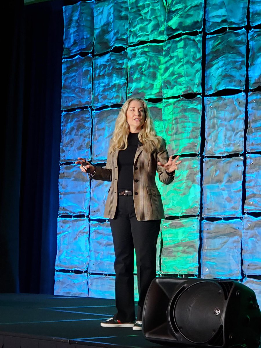 BankOnPurpose's tweet photo. Welcome to the #BankonPurpose stage, @Tiffani_Bova, Global Growth Evangelist at Salesforce and bestselling author of Growth IQ! π
#BoP22 https://t.co/4WzIeyTOqT