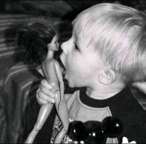 وفجأة أدرك هذا الوغد الصغير أن هناك أشياء اجمل من اللعبة ..⁦♠️⁩🎲