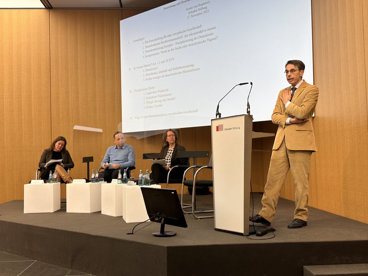 Die europäische Gesellschaft beruht nicht in erster Linie auf Recht, sondern auf der hohen Dichte an Verflechtungen und Durchdringung. So Prof. Armin von Bogdandy auf dem #Schader-Podium mit <a href="/michele_knodt/">Michele Knodt</a> <a href="/AEI_eV/">Arbeitskreis Europäische Integration e.V. (AEI)</a> <a href="/TUDarmstadt/">TU Darmstadt</a> <a href="/ClaudiaWiesner8/">Claudia Wiesner</a> @pulseofeurope