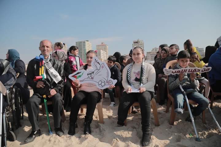 PCFidaa's tweet photo. #Photos | On the eve of the World Cup.. a sand sculpture on the Gaza beach bearing the slogan (We have the right to play) with the participation of 50 wounded children to shed light on the crimes of the "Israeli occupation" against the children of Palestine.
#Free_palestine_child https://t.co/oS5StXYzGp