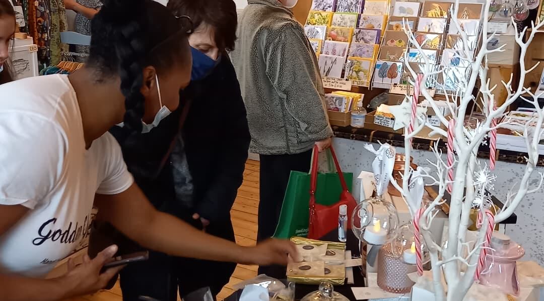 CHRISTMAS: If you're the type of person who dreads the annual gift buying of the festive season our Christmas Shopping guide is here to offer you some alternatives to the highstreet. ft: <a href="/OklahomaMCR/">Oklahoma MCR</a>
<a href="/GRUBMCR/">GRUB</a> <a href="/KampusMCR/">KAMPUS</a> <a href="/ManchesterCraft/">Manchester Craft and Design Centre</a> <a href="/afflec/">Helena Affleck</a>
kspalace

creativetourist.com/christmas/chri…