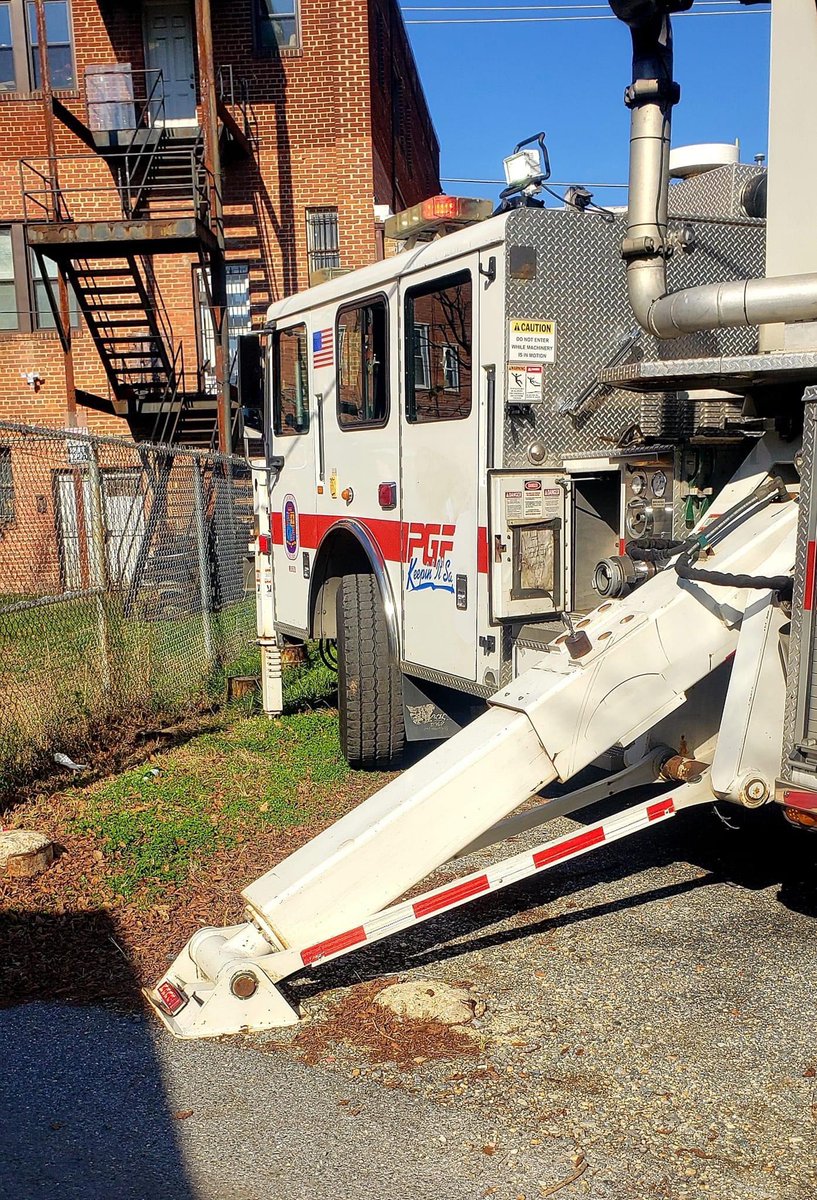 Kentland33's tweet photo. #Engine332 and #Tower33 were alerted to Box 5501 for a report of smoke from the roof. Engine 332 picked up a hydrant with access to side Charlie while Tower Ladder 33 also positioned on side Charlie where they went to the roof and assisted Truck 1 with opening up. https://t.co/h1wx1FYOpU
