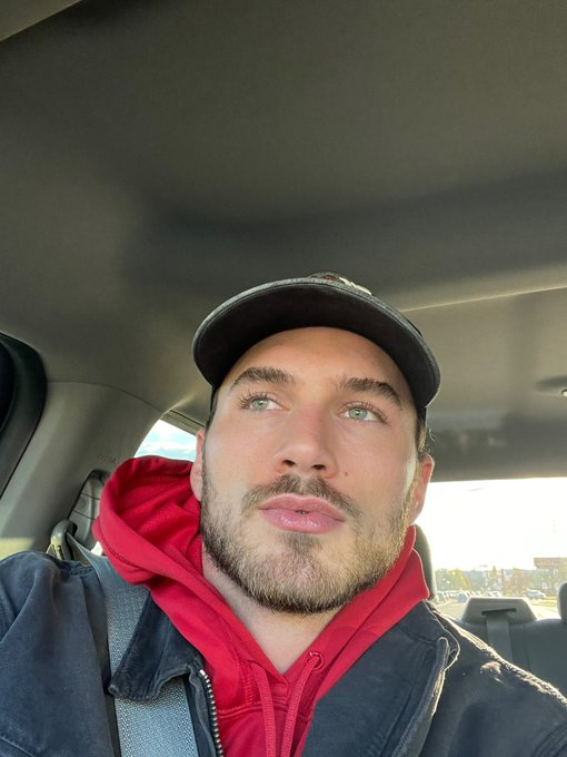 it&rsquo;s cold out https://t.co/7sANFew4KX