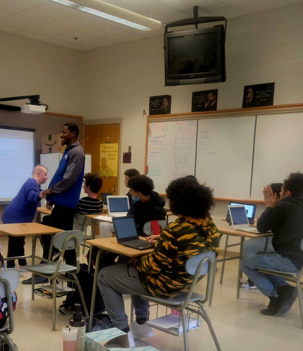 MrsHaRv33's tweet photo. @BandaKara She is officially their favorite teacher! https://t.co/h483xcHIGQ