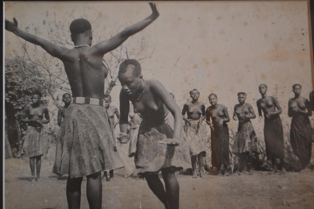 UmunyakaramaM's tweet photo. Selon une source au ministère de la Culture, des investigations sont en cours pour identifier les personnes sur cette photo prise en 1930,d'après le procureur en charge du dossier, elles seraient accusé d'avoir eposer en publique les vrais moeurs de la culture Burundaise.à suivre https://t.co/LKhQUKbhhu