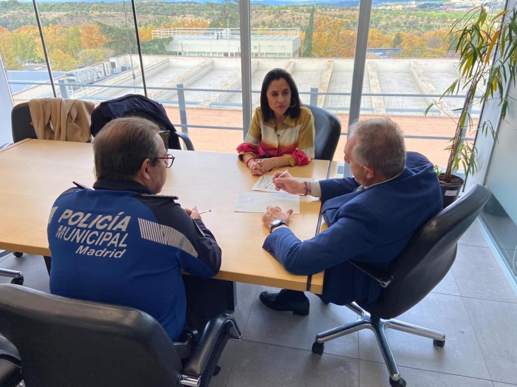 danielapenaloza's tweet photo. Seguimos aprendiendo de la experiencia de distintas policías a nivel internacional en el combate contra la delincuencia. Hoy nos reunimos con la @policiademadrid, con quienes compartimos ideas y experiencias que aplicaremos en @LC_Seguridad https://t.co/6kcYokpIlX