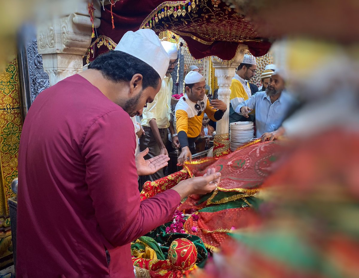 EvolveLeadLove's tweet photo. Gunahgaron ki jab imdad karna,
Mujhe Bhi Ya Mohammad shaad karna,
Meri fariyad sun le Sunne Wale,
Mujhe aata nahi fariyad karna….
Amazing evening spent at chaukhat of Mehboob-e-Ilahi today evening.
#thursdayvibes #Jumerat #Spritual #Experiences https://t.co/Xh89ASYrgn