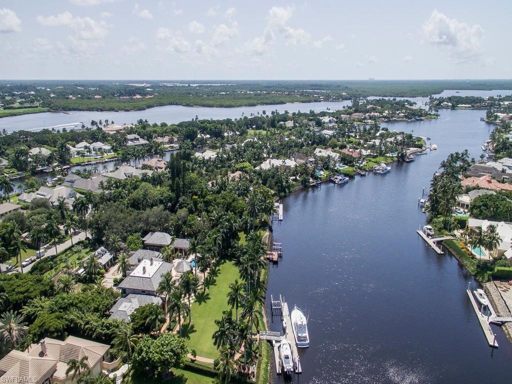 uniquehomeslux's tweet photo. Prime Location in #OaklandPark! This Beautiful 5 Bed, 7 Bath Home has the perfect balance of views w/ a Park front & #LakeView back. With 9,225 Sqft of #openlivingspace & close proximity to the pool! #Naples #Florida. By Michael A Mccumber |(239)821-7576 | https://t.co/7VQUqt6eNm https://t.co/2vqfn9Kzg4