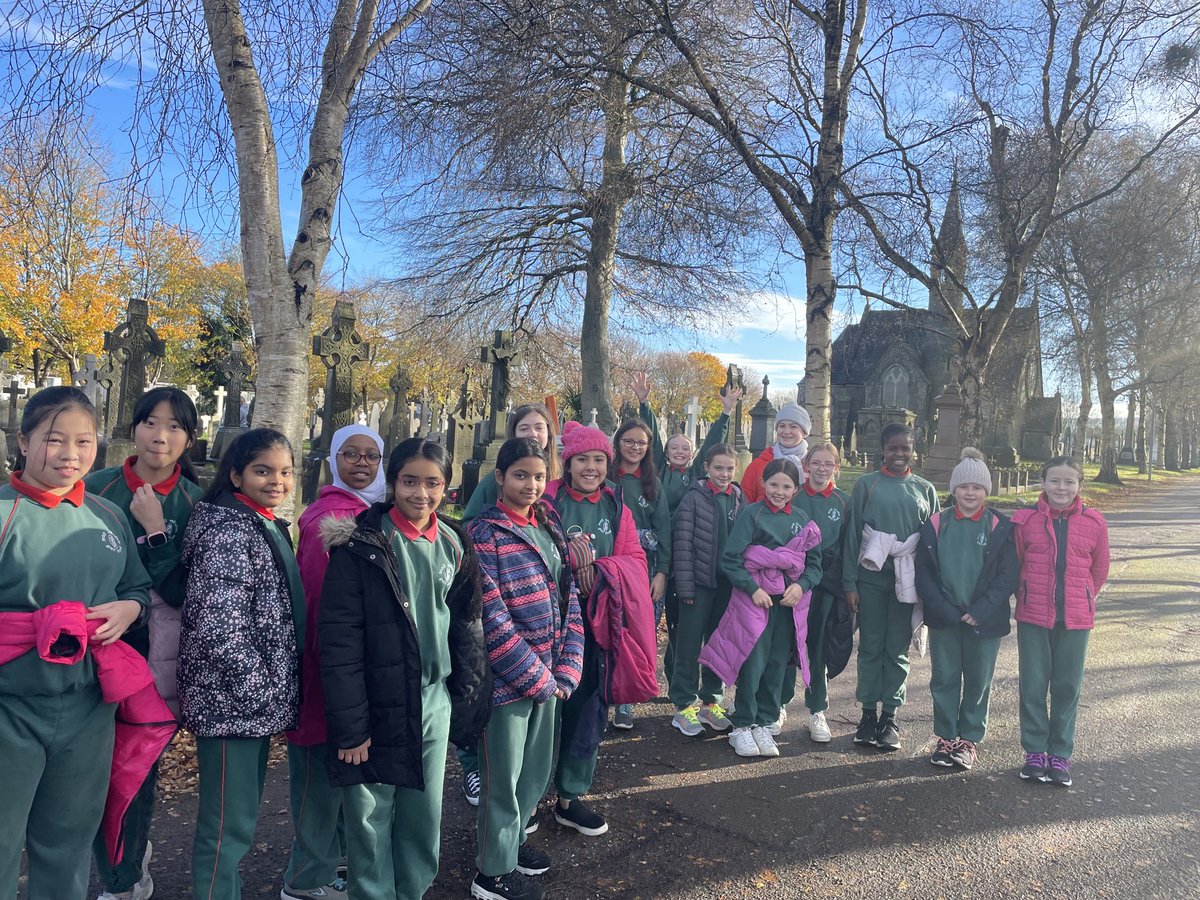 MsSparling4th's tweet photo. Visiting Jack Lynch’s grave in St.Finbarr’s Cemetery.. ☀️A beautiful day for a stroll ⁦@GlasheenGNS⁩ #wellbeing #SESE #ourlocalenvironment ☀️ https://t.co/ZThiptOcN7