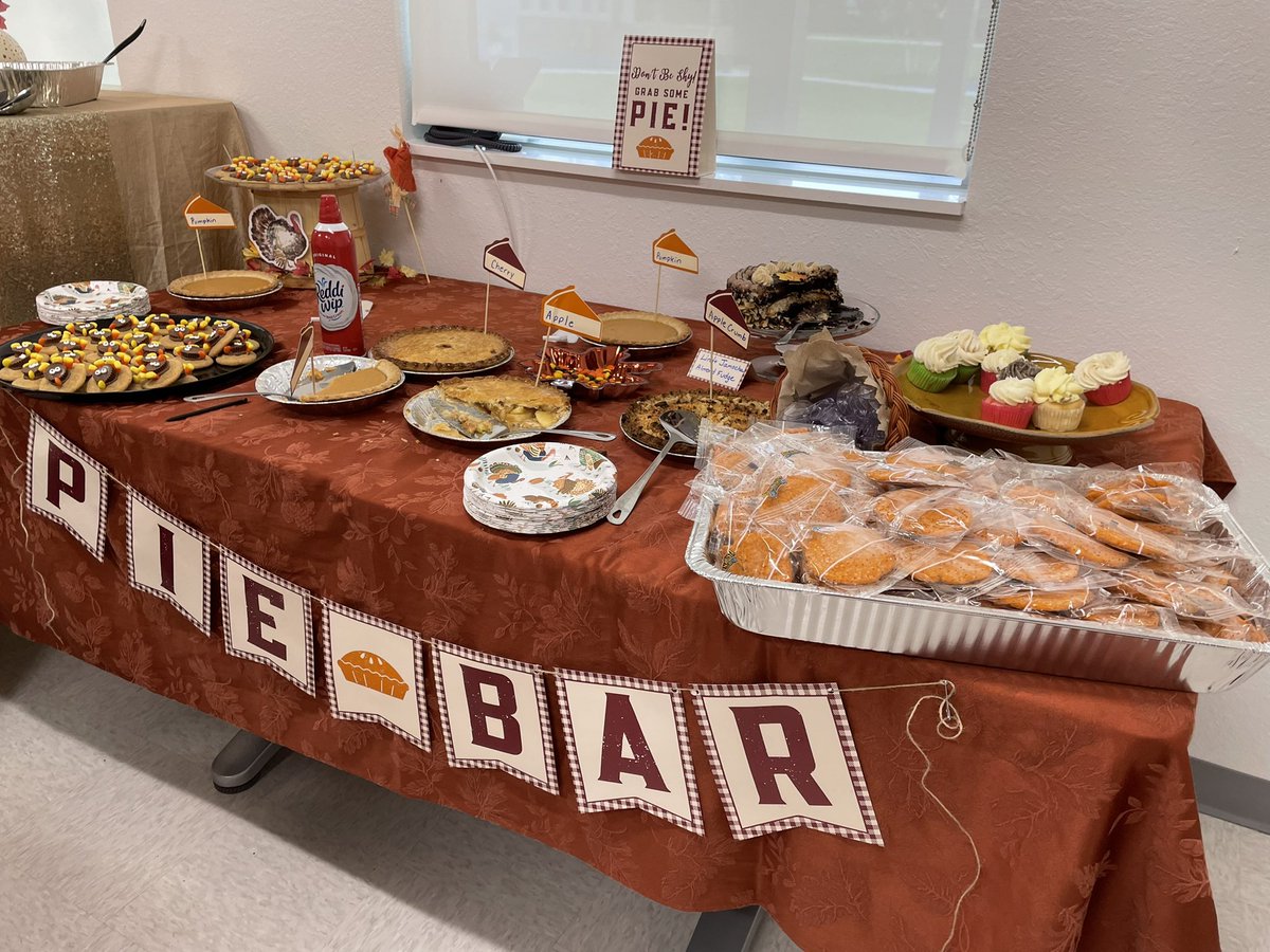 msroosa's tweet photo. I’m very thankful for our PTA and to work at an amazing school! 🐊🍂 https://t.co/rvR49sF4bA