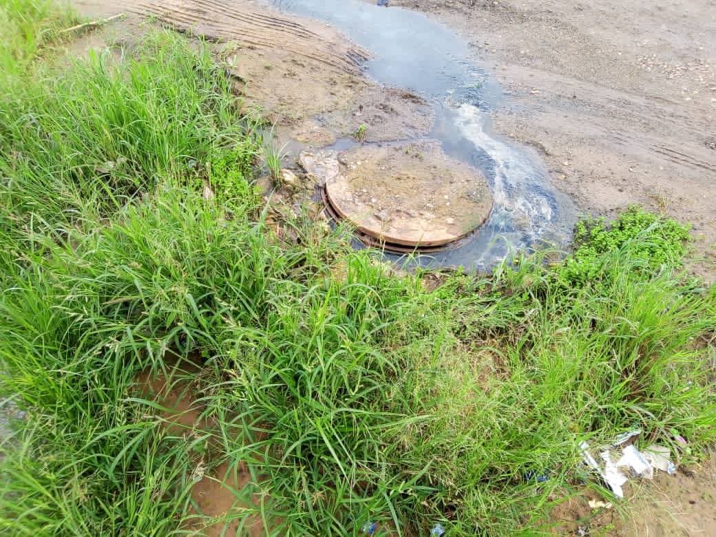 PMaturinoficial's tweet photo. #Jueves17Nov Desde el sector alto #Paramaconi d la P.Q alto los Godos en #MaturinMonagas se puede observar el brote d aguas servidas, producto d la falta d mantenimiento a este sistema de aguas residuales. #CalleElDestrozo @AnaFuentes_PSUV @ErnestoLunaPsuv https://t.co/Hg4nptvoFj