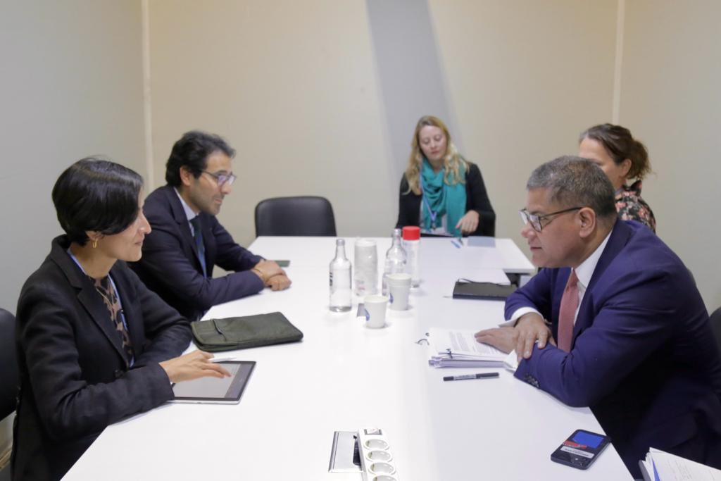 MinAmbienteCo's tweet photo. La ministra @susanamuhamad se reunió con @AlokSharma_RDG, representante de Reino Unido, para abordar puntos en común que busquen acciones ambiciosas para obtener resultados concretos en esta #COP27. #ColombiaEsCOP27 https://t.co/QlvxZXAYz1