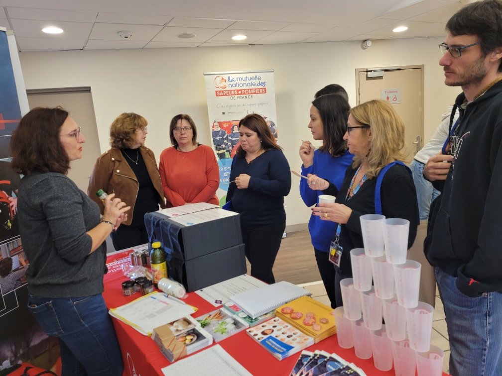 AGenre_MNSPF's tweet photo. Aujourd'hui Journée Santé et Bien-Être au @Sdis_95 organisée en partenariat avec le service prévention @MNSPF. Au programme: nutrition, sophrologie, condition opérationnelle, protection  sociale. RDV demain au GFOR.  😉 https://t.co/A4AZglBAR2