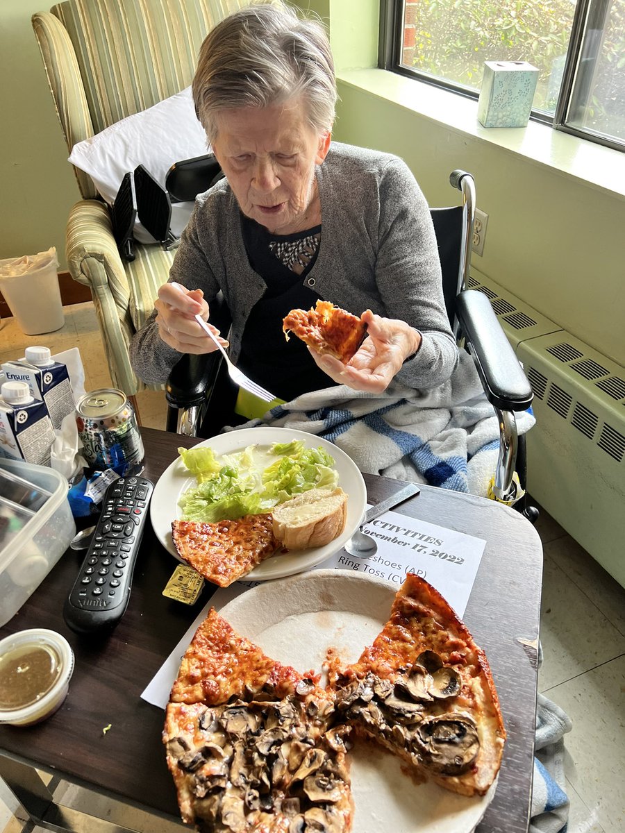 newworldrushman's tweet photo. They have had trouble getting my mom to eat. I knew that I could get her to. @RushFamTourneys @WillWires @Jenniferkunkel @BWieds @DebbieMaz @vivien2112 @CHTCOTH @Wasatchbay @Tinathread @PompeyHutch @LWalroo @oriettamusic @PearlLa87335073 @GiraffeCyclist #capecodcafe #pizza https://t.co/fOqmTN8our