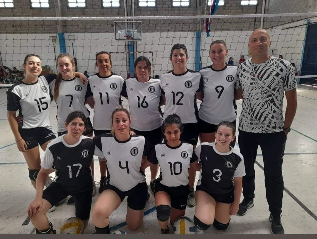 CenBlancoYNegro's tweet photo. #Voley ¡Se vienen las semifinales!

Este sábado en el gimnasio ”Ricardo Azurmendi”, surgirán los finalistas de los torneos de #Primera de la #AVSO.🏐🏆

➡️Rama femenina
🕓16:00
Blanco y Negro 🆚 D. Sarmiento

➡️Rama masculina
🕕18:00
CEF104 🆚 ByN

¡Vamos con todo albinegro! ⚪⚫ https://t.co/7RujXOaVPT