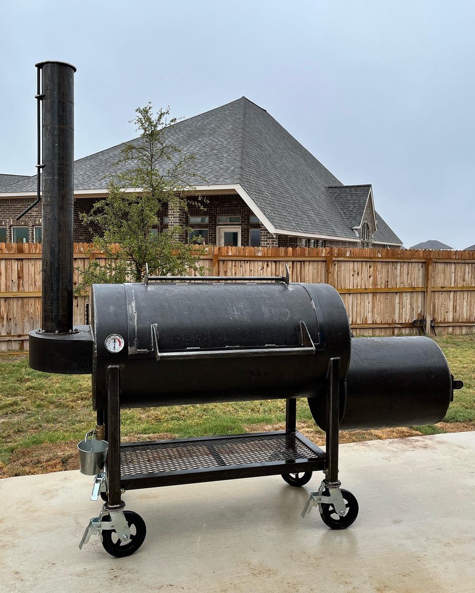 Weighing in at a svelte 933 lbs… the new addition to the Royal (Barbecue) Family! This smoker is a tank. #bbq #txbbq #bbqsmoker #RoyalFamily #royalbarbecue