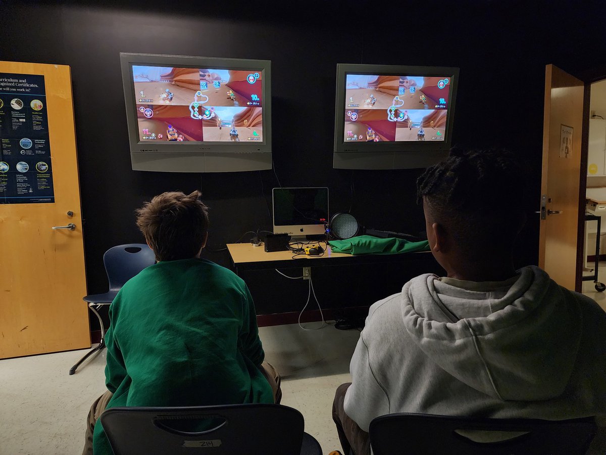 MrGabelSTEM's tweet photo. Grizzly Gamers club full of a bunch of happy kids! https://t.co/AwrEfkYXPs