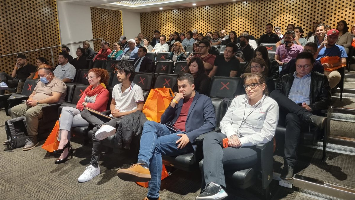 andre_videsgt's tweet photo. "Mostrando y haciendo las cosas diferentes hemos demostrado de forma distinta las culturas de países como Colombia, México y Ecuador", destacó Lucas Spot de 36 Grados,durante su participación del Foro Naranja de @agexport_EN @AGEXPORTGT #ExportandoServicios #ExportaTuTalento https://t.co/PmUbMPoGka