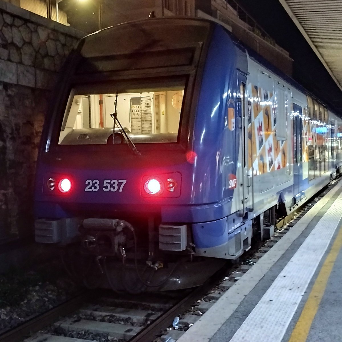 FerroviRail's tweet photo. Petite photo du jour
#TERZOU #2NPG en gare de #Toulon
@TERSUD_SNCF https://t.co/8nu8Up8TaB